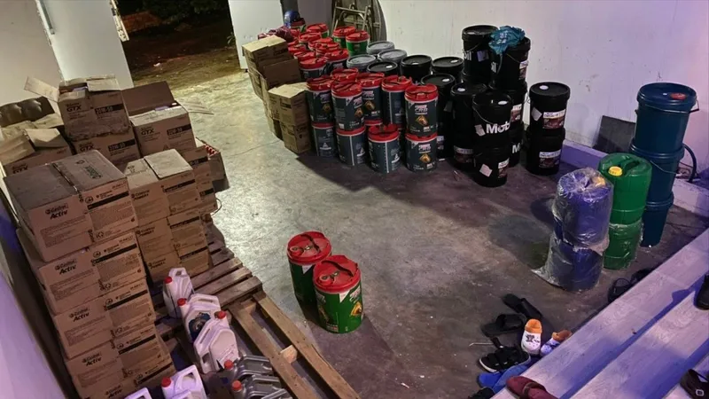 2 đối tượng buôn bán hàng ngàn can dầu nhớt giả