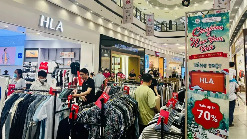 Người dân tấp nập mua sắm hàng khuyến mãi tại Aeon Mall Tân Phú