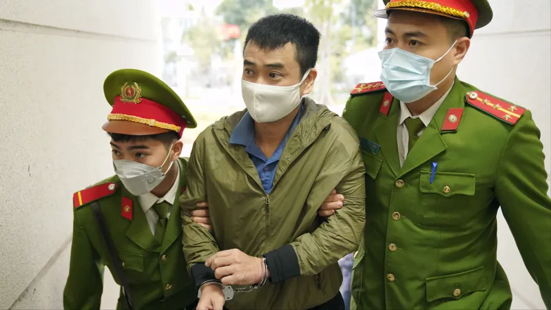 Bị cáo Phan Quốc Việt: Vay tiền bạn bè, đổi thành USD để “hỗ trợ sếp” giải quyết việc
