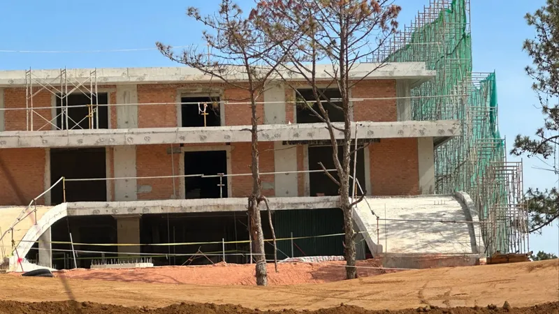 Xây dựng không phép hơn 17.000m², tòa nhà câu lạc bộ Golf đồi Cù Đà Lạt tạm dừng thi công