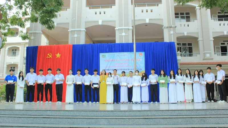 Công ty XSKT Bà Rịa-Vũng Tàu trao học bổng cho học sinh Trường THPT Minh Đạm (Vũng Tàu) 