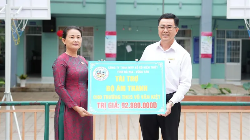 Công ty XSKT Bà Rịa-Vũng Tàu trao tặng bộ âm thanh cho Trường THCS Võ Văn Kiệt (Vũng Tàu)