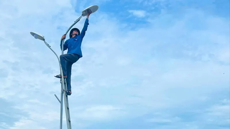 Đường điện thanh niên thắp sáng làng quê