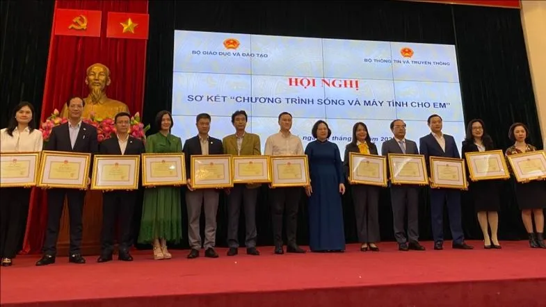Bộ GD-ĐT tặng bằng khen cho 20 tập thể, 19 cá nhân có thành tích xuất sắc trong Chương trình “sóng và máy tính cho em”