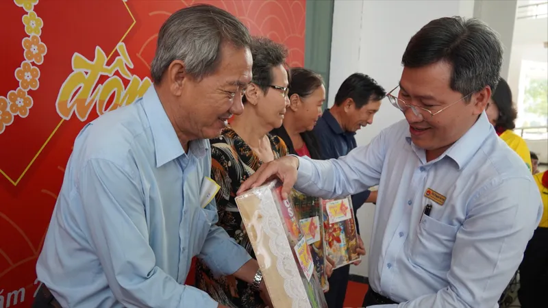 Học viện Cán bộ TPHCM đem phiên chợ Xuân 0 đồng đến người khó khăn
