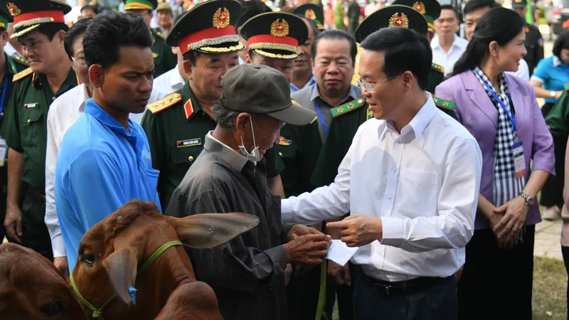 Chủ tịch nước Võ Văn Thưởng thăm Đồn biên phòng Cửa khẩu Hà Tiên