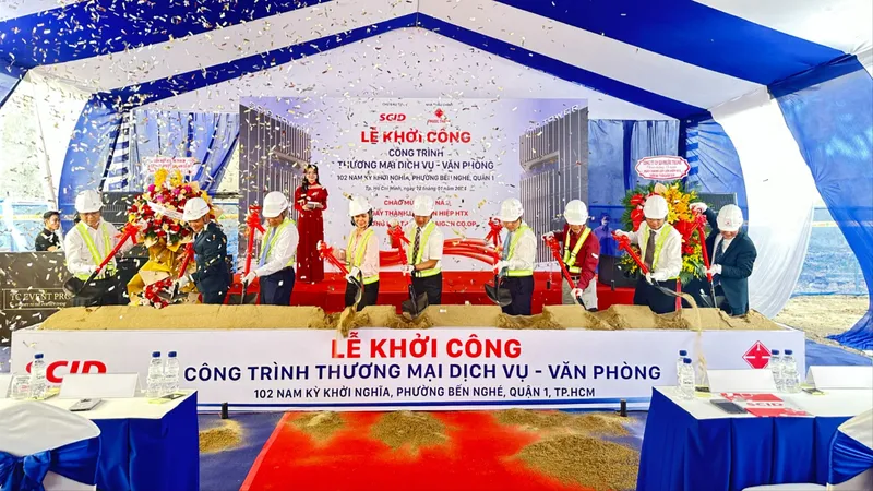 Các đại biểu tham gia Lễ khởi công công trình thương mại dịch vụ tại 102 đường Nam Kỳ Khởi Nghĩa, quận 1