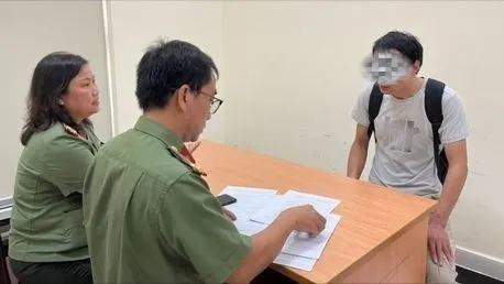 Công an làm việc với Yang Xianfei