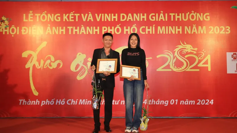 Phim về người mẹ bại não tiếp tục được vinh danh