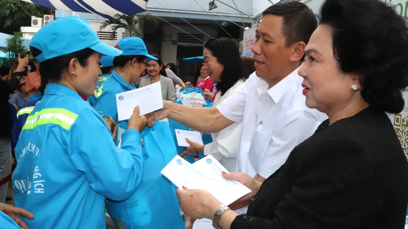Niềm vui cuối năm của nữ công nhân vệ sinh