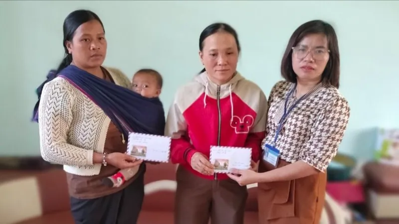 Bạn đọc Báo SGGP mang quà tết đến với 2 cháu bé tật nguyền 