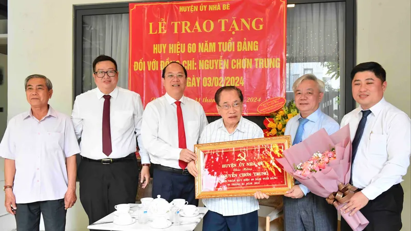 Đồng chí Nguyễn Hồ Hải thăm, trao Huy hiệu Đảng đến đồng chí Nguyễn Chơn Trung, Đặng Thành Tâm