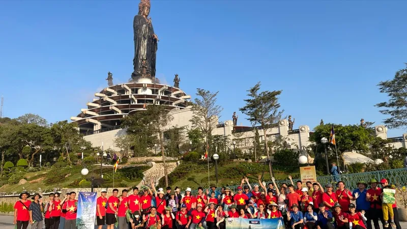 Hàng trăm tình nguyện viên chung tay làm sạch cảnh quan núi Bà Đen, Tây Ninh