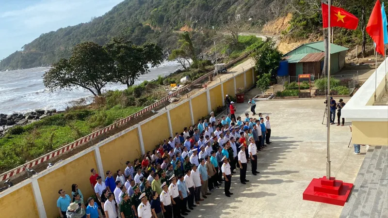 Lễ chào cờ được tổ chức trang nghiêm tại Đồn biên phòng Hòn Khoai