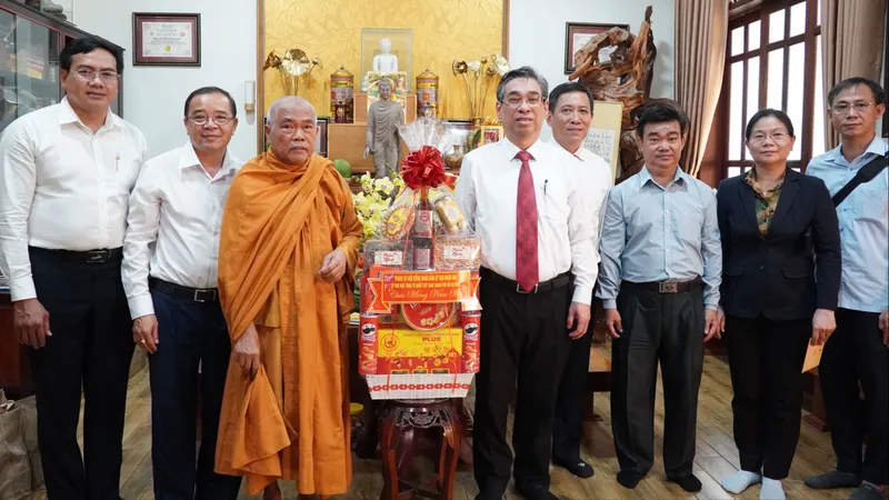 Lãnh đạo TPHCM thăm, chúc tết Hòa thượng Thích Giác Toàn