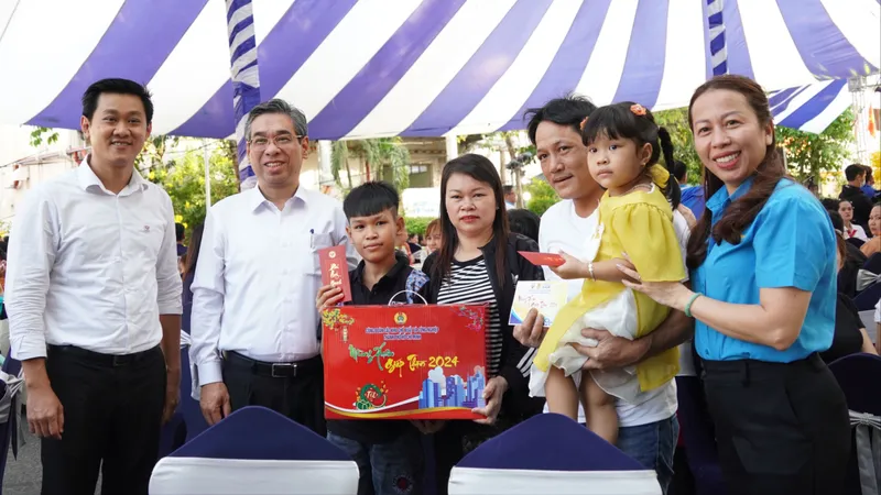 Hơn 200 gia đình không có điều kiện về quê tham gia "Vui tết cùng công nhân"