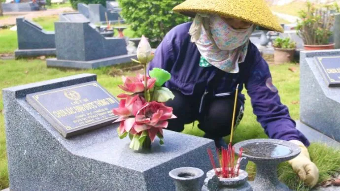 Nhân viên Nghĩa trang Liệt sĩ TPHCM chăm sóc các phần mộ trong những ngày giáp tết