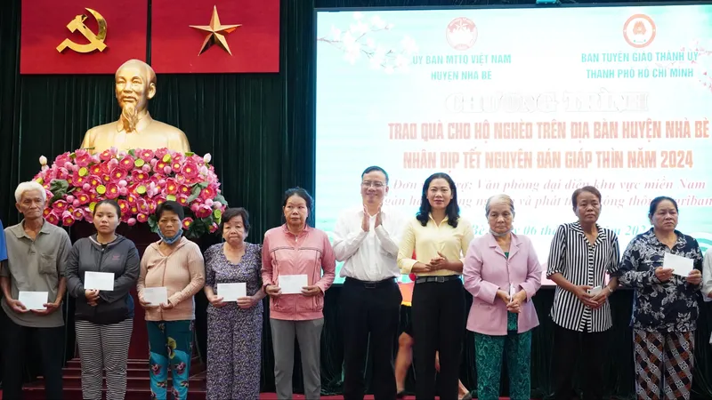 Trao 100 phần quà đến hộ nghèo huyện Nhà Bè