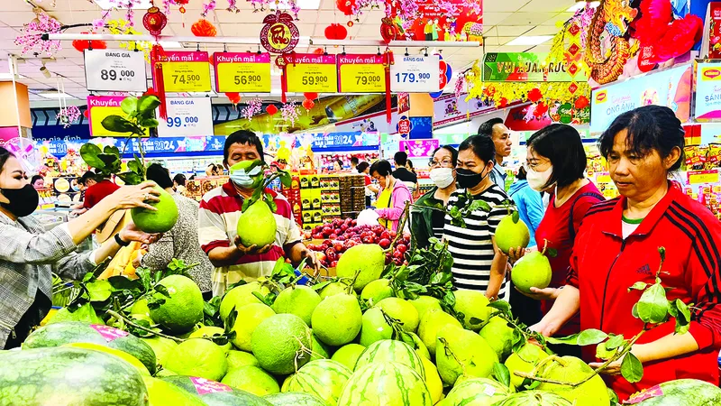 Người dân chọn mua trái cây tại siêu thị Co.opmart Lý Thường Kiệt trưa 6-2. Ảnh: GIA HÂN
