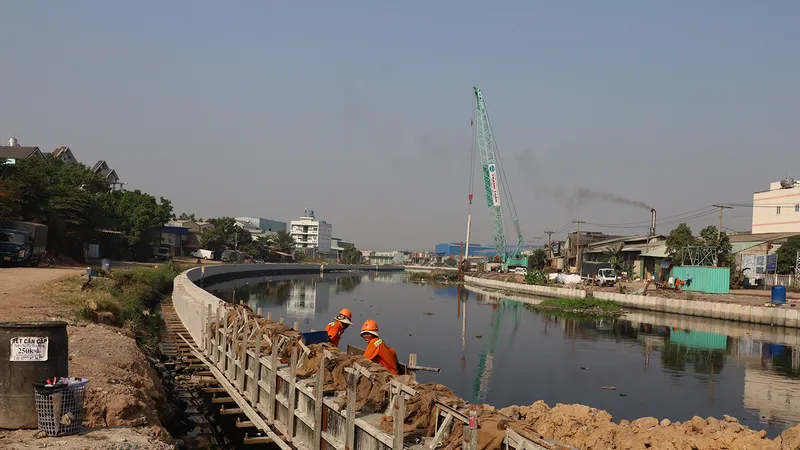 Đơn vị thi công hoàn thiện các đoạn kè hai bên bờ kênh
