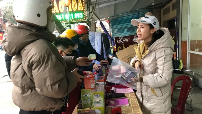 Nguồn cung dồi dào, giá pháo hoa vẫn... "trên trời"