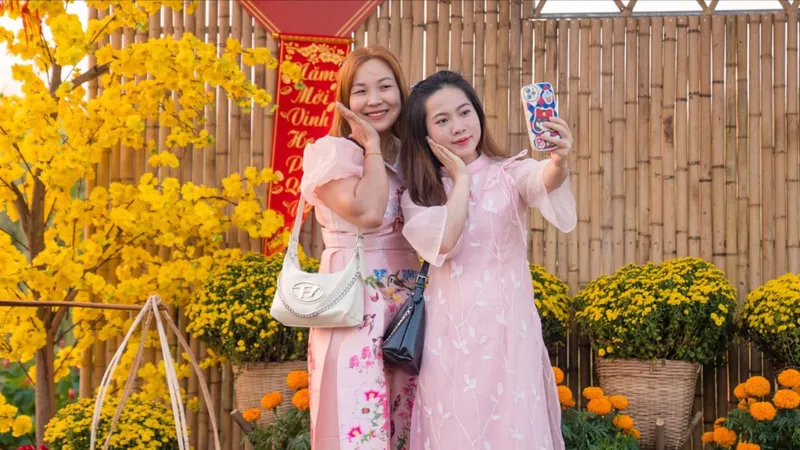 Hàng chục ngàn người về Waterpoint ngắm pháo hoa, du Xuân đầu năm mới 