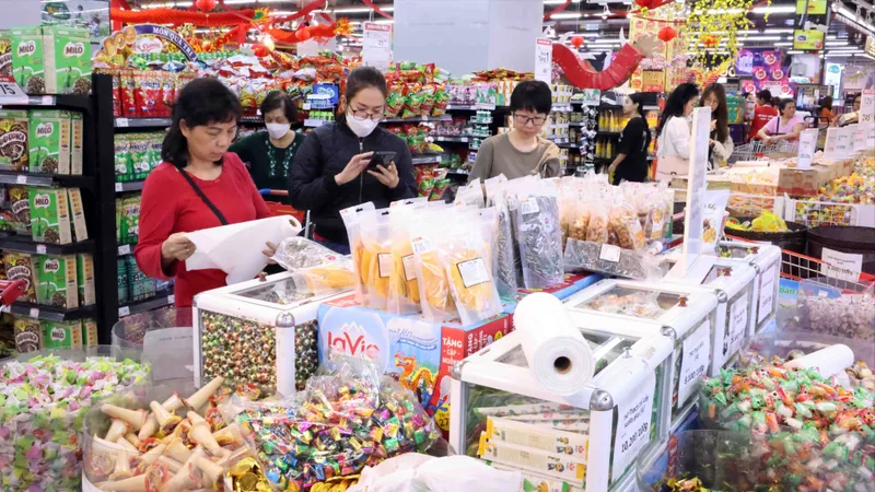 Chợ, siêu thị mở cửa trở lại, giá hàng hóa giảm