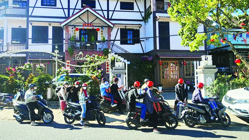 Hết tết, nhiều nơi vẫn hút du khách