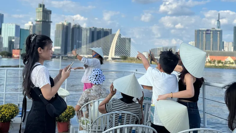 Du khách trải nghiệm du lịch sông Sài Gòn trên tàu hai tầng Saigon WaterGo