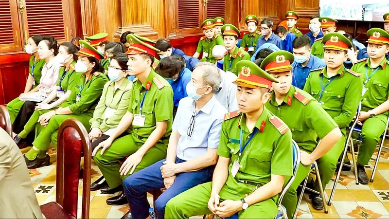 Các bị cáo tại phiên tòa, ngày 12-3. Ảnh: HOÀNG HÙNG