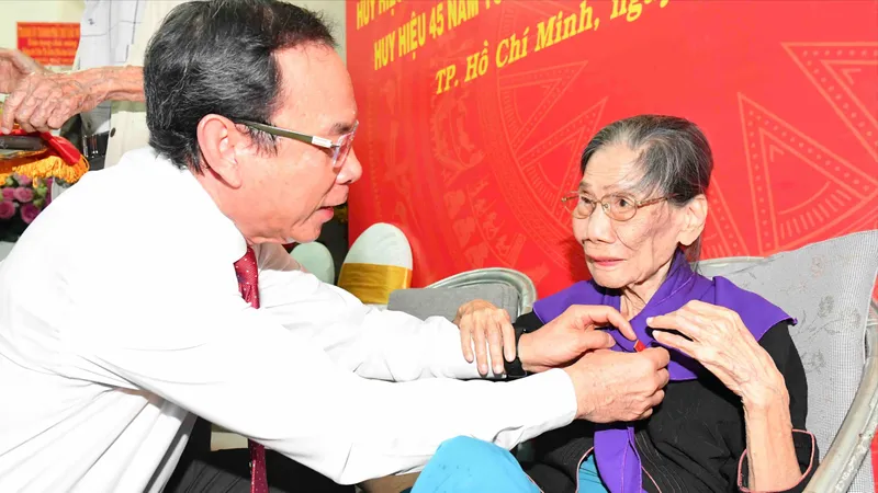 Bí thư Nguyễn Văn Nên trao Huy hiệu Đảng đến nhà thơ Lê Giang và nhạc sĩ Lư Nhất Vũ