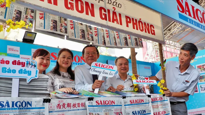 Đông đảo bạn đọc tham quan, tìm hiểu gian trưng bày Báo Sài Gòn Giải Phóng