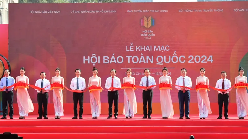 Bí thư Thành ủy TPHCM Nguyễn Văn Nên cùng các đại biểu cắt băng khai mạc Hội Báo toàn quốc năm 2024. Ảnh VIỆT DŨNG