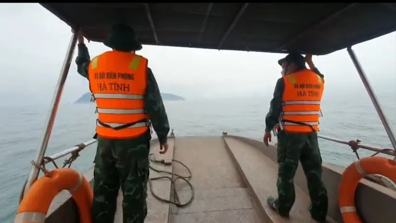 Lực lượng chức năng tìm kiếm ngư dân nghi mất tích trên vùng biển thị xã Kỳ Anh