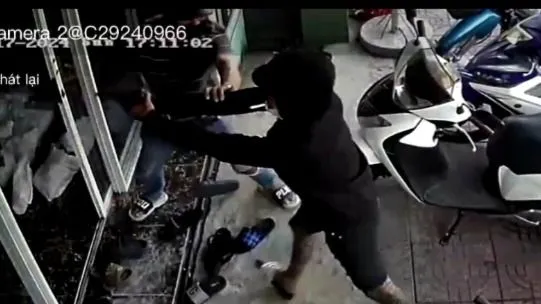 Truy tìm thanh niên dùng súng bắn vào một cửa hàng ở Long An
