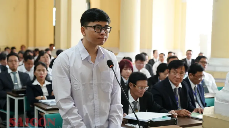 Bị cáo Trương Khánh Hoàng, cựu quyền Tổng Giám đốc SCB tại tòa. Ảnh: HOÀNG HÙNG 