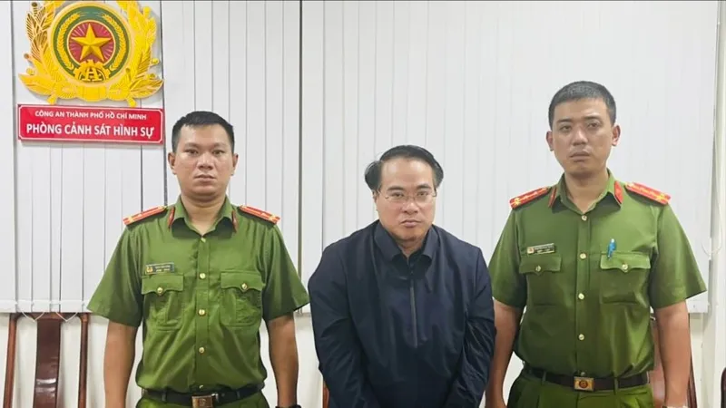 Công an TPHCM đã tống đạt quyết định khởi tố bị can, thi hành lệnh bắt để tạm giam đối với ông Đặng Việt Hà. Ảnh: CHÍ THẠCH