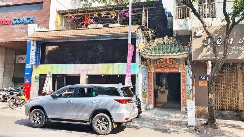 Quán nhậu trong... miếu 