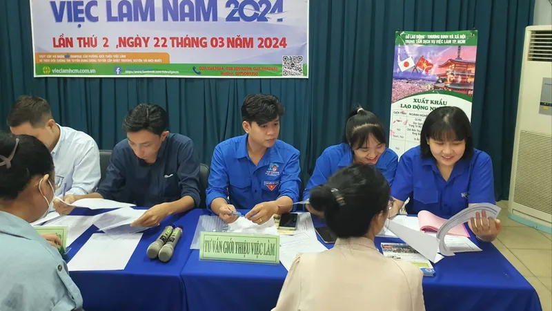 Người lao động tìm việc làm tại sàn giao dịch việc làm lần thứ 2, năm 2024