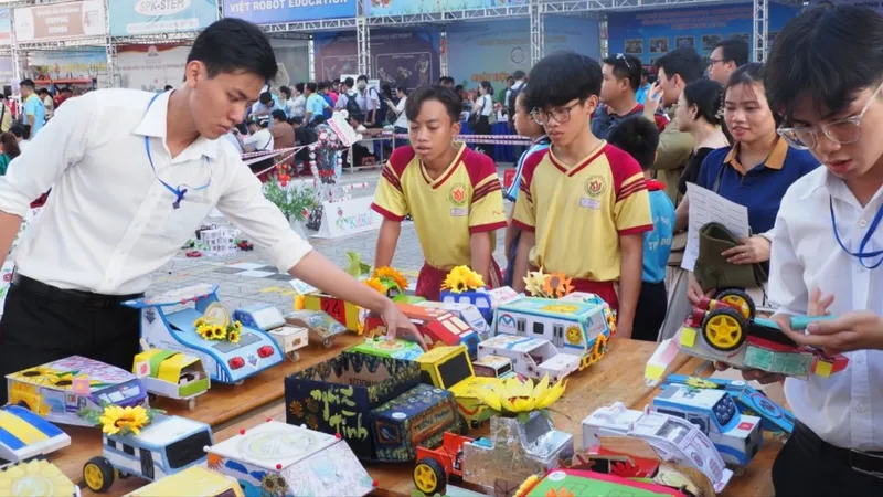Hơn 800 học sinh hào hứng trải nghiệm Ngày hội giáo dục STEM