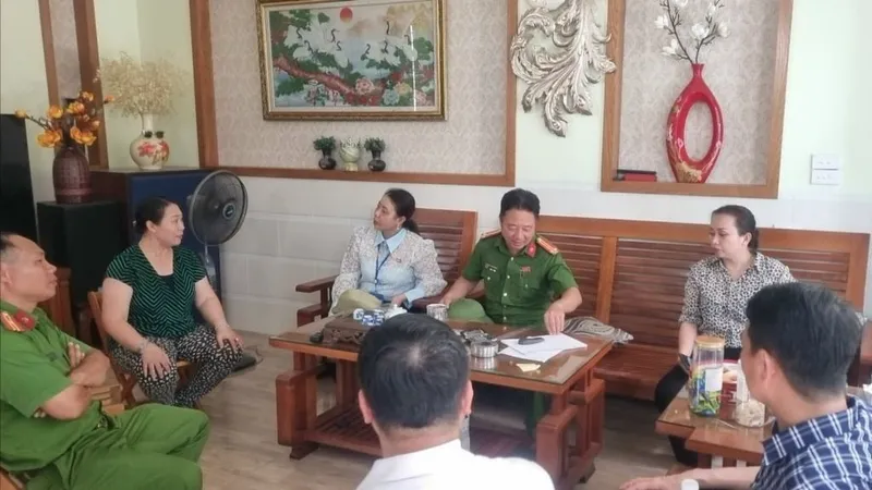 Lãnh đạo UBND phường 11, TP Vũng Tàu đến nhà người dân vận động bàn giao mặt bằng để thực hiện các dự án trên địa bàn