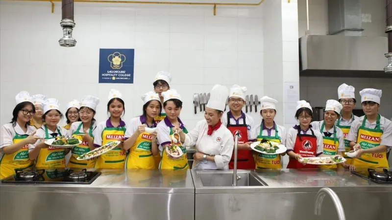 Trường Saigontourist tập huấn kỹ năng cho gần 400 học sinh