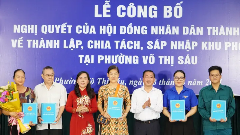 Phó Chủ tịch HĐND TPHCM Phạm Thành Kiên cùng Bí thư Quận ủy quận 3 Nguyễn Thanh Xuân trao quyết định và tặng hoa chúc mừng đại diện các khu phố mới