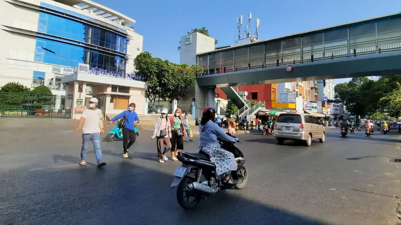 Có cầu vượt bộ hành, người dân vẫn băng ngang đường đầy nguy hiểm