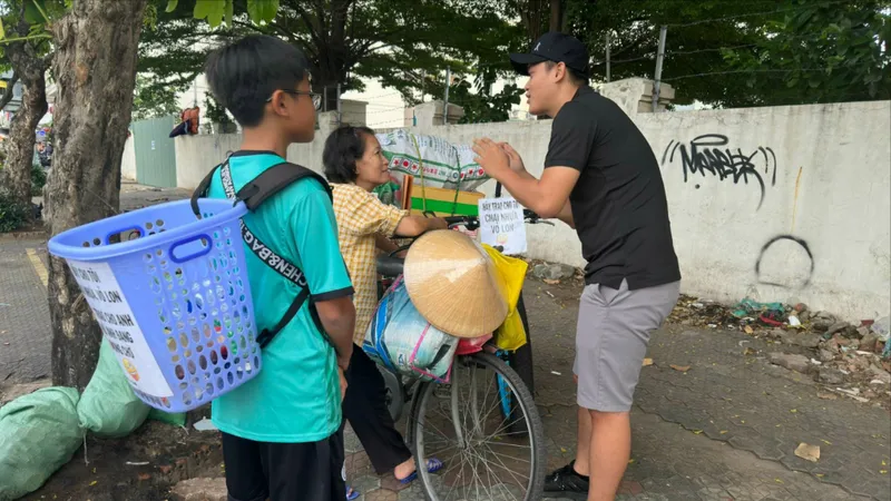 Chàng trai lượm ve chai để... tặng