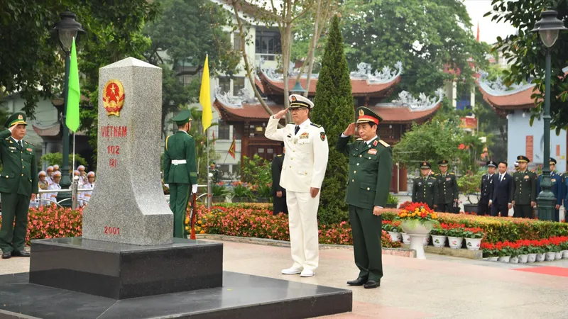 Bộ trưởng Phan Văn Giang và Bộ trưởng Đổng Quân lễ chào cột mốc 102 (2) bên phía Việt Nam