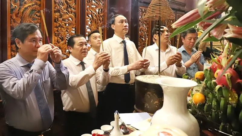 Đoàn công tác Ban Tuyên giáo Trung ương dâng hương tại Đền Hùng