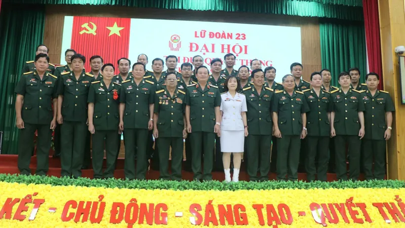 Các đại biểu chụp hình lưu niệm tại đại hội