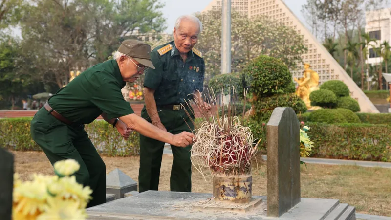Các cựu chiến sĩ Điện Biên viếng đồng đội tại Nghĩa trang liệt sĩ Điện Biên Phủ, chiều 16-4. Ảnh: QUANG PHÚC