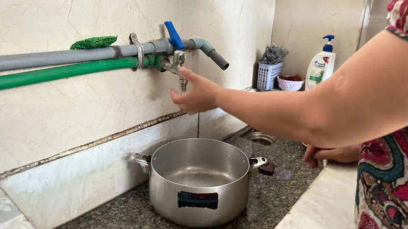 Nhà máy nước... hết nước, 700 hộ dân xính vính